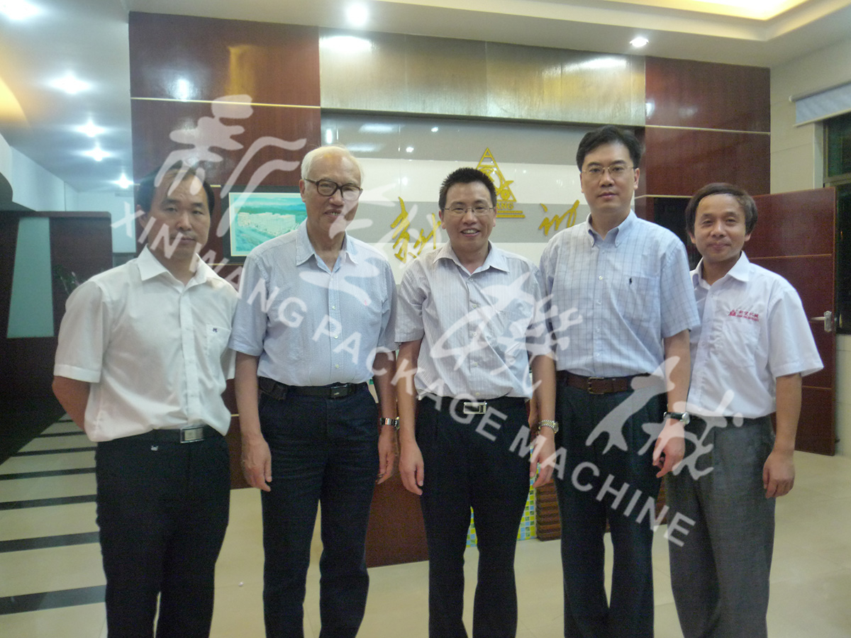 中國工程院院士段正澄、中國工程院院士、華中科技大學黨委書記邵新宇、廣東省智能機器人研究院院長張國軍一行蒞臨新望公司考察指導