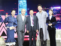 新望董事長羅永輝與著名歌星劉尊老師、汪正正老師、郭津彤老師、主持人雅琪在北京電視臺錄制節目現場親切合影